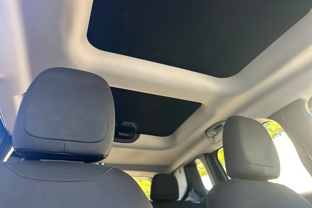 Used 2016 Black Jeep Latitude image 18