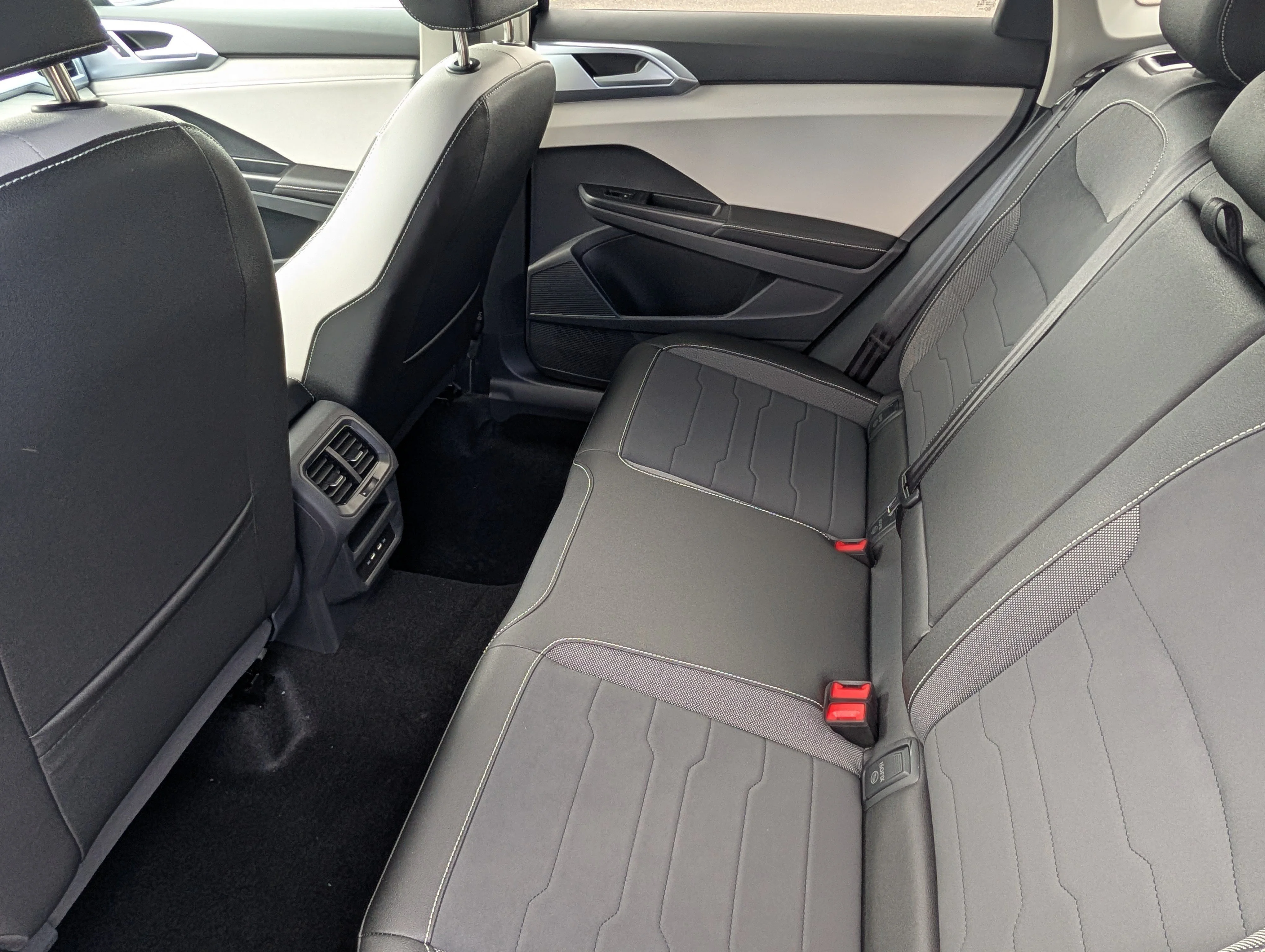 New 2026 Deep Black Pearl Volkswagen SE image 7