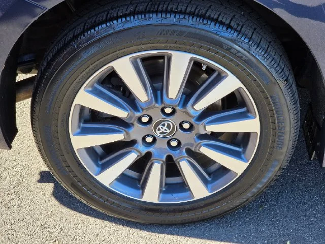 Used 2018 Beige Toyota XLE image 12