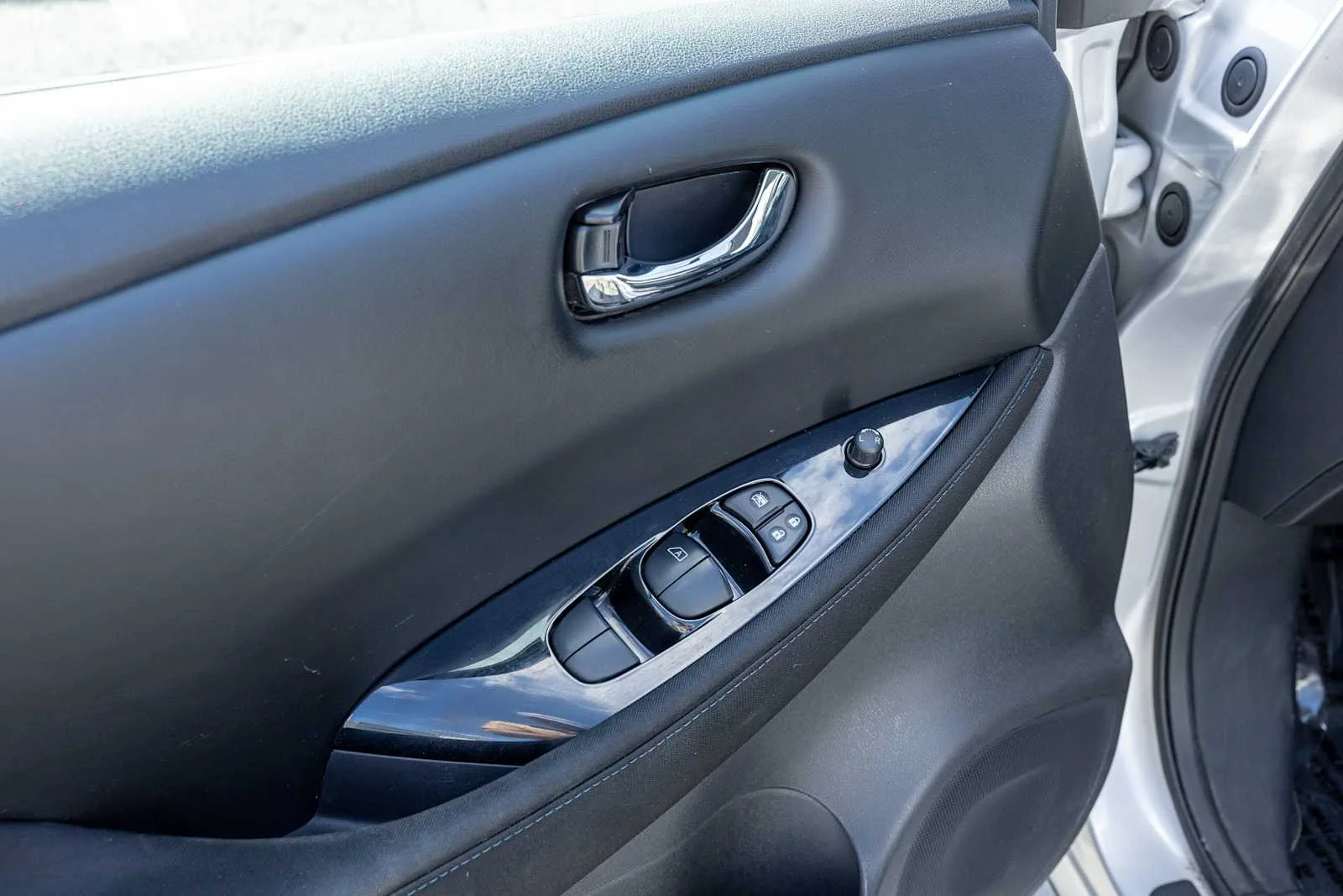 Used 2018 Silver Nissan SV image 13