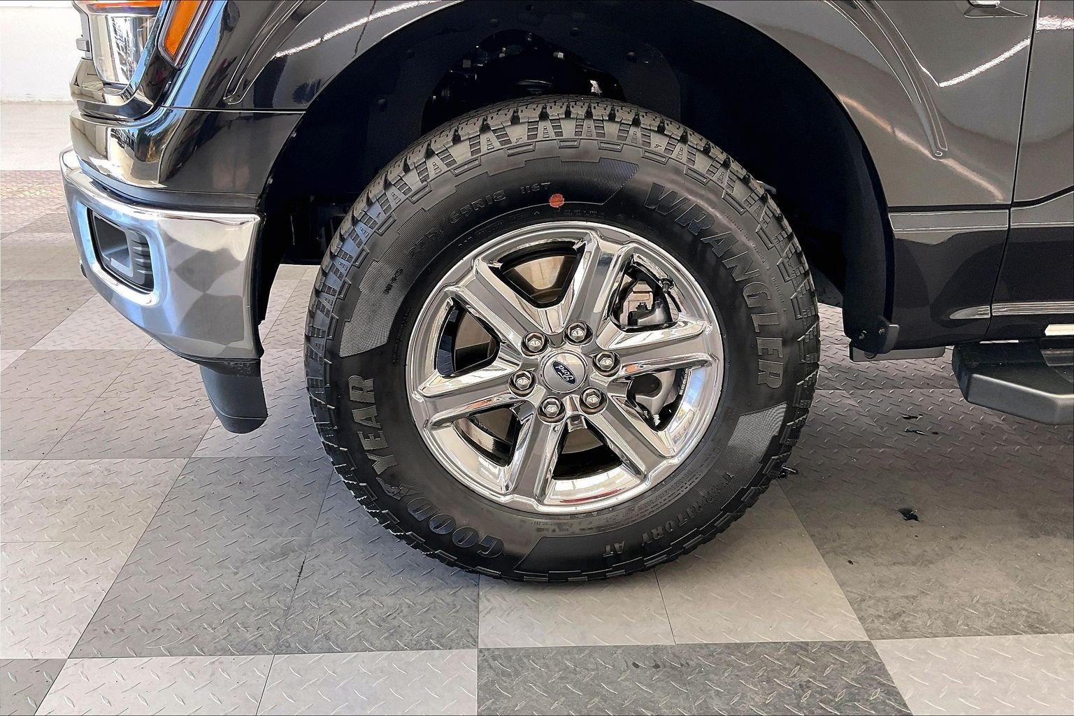 Used 2025 Agate Black Metallic Ford XLT image 8