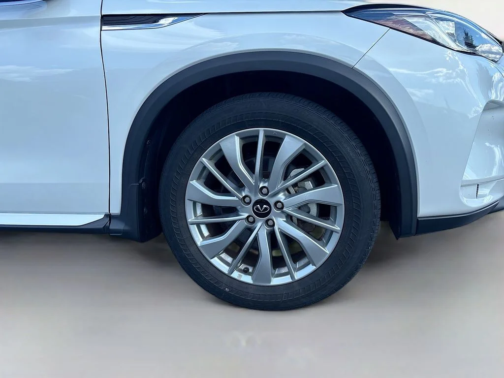 Used 2023 White INFINITI LUXE image 11