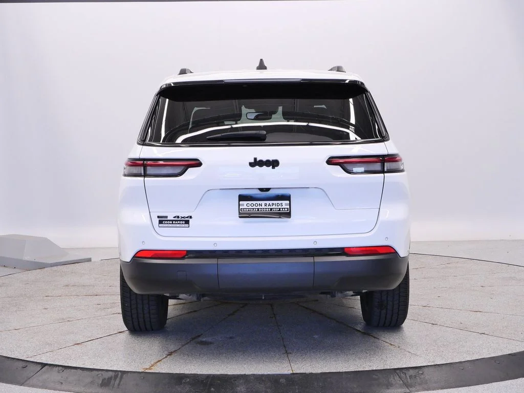 Used 2022 White Jeep Altitude image 4