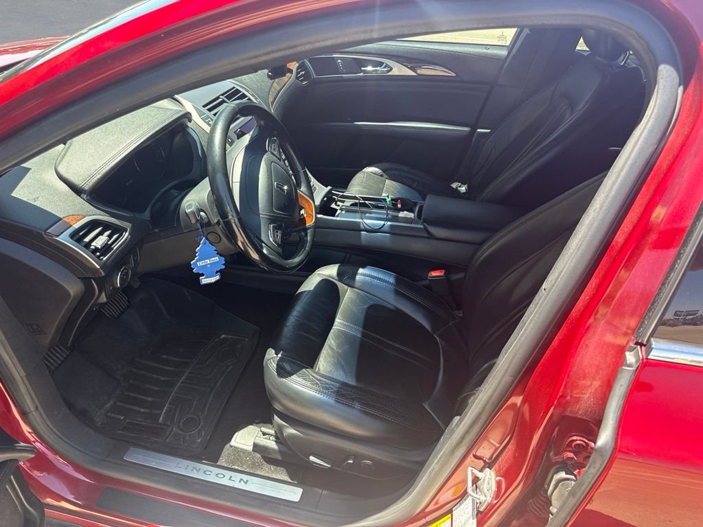 Used 2017 Red Lincoln Reserve image 6