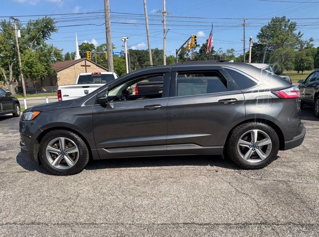 Used 2019 Gray Ford SEL image 9