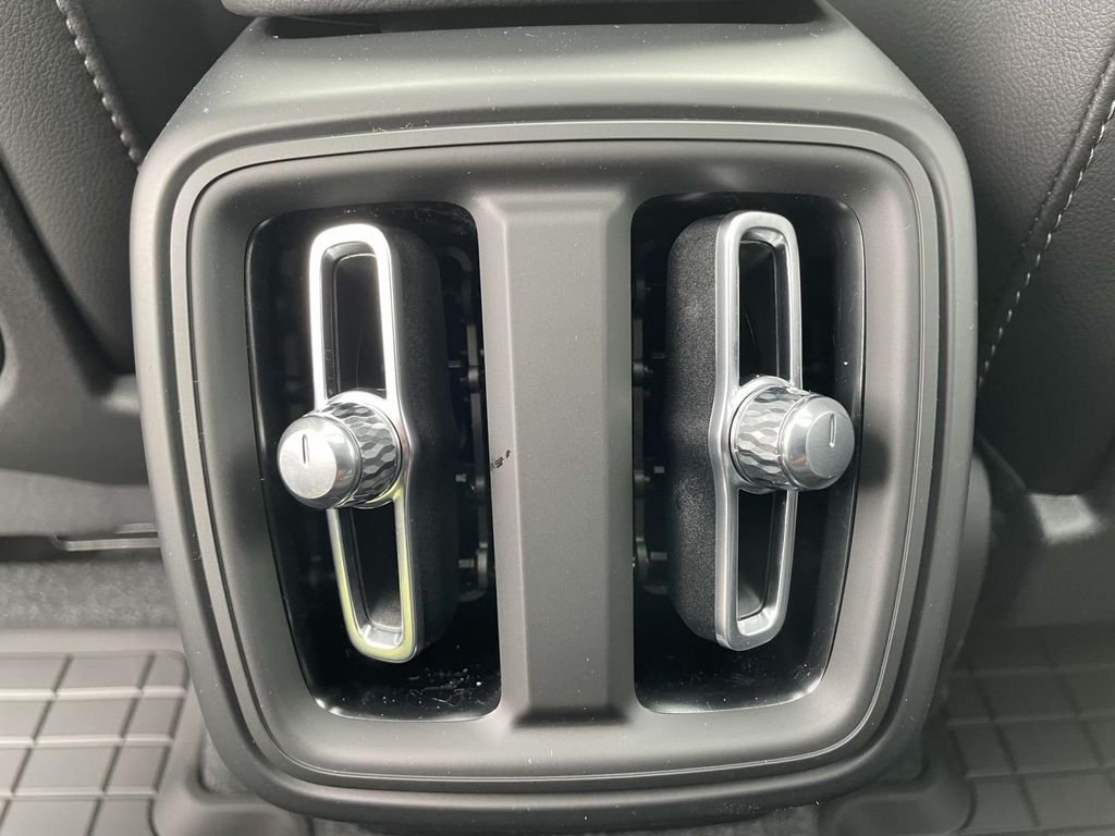 2026 Volvo XC40 Plus - Photo 4