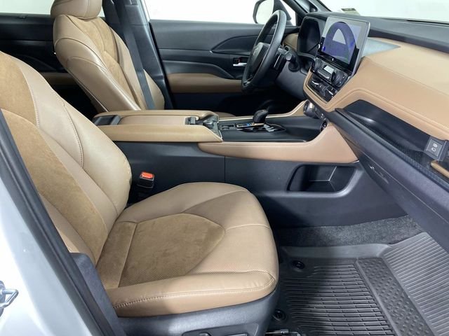 Used 2025 Beige Toyota MAX Platinum image 11