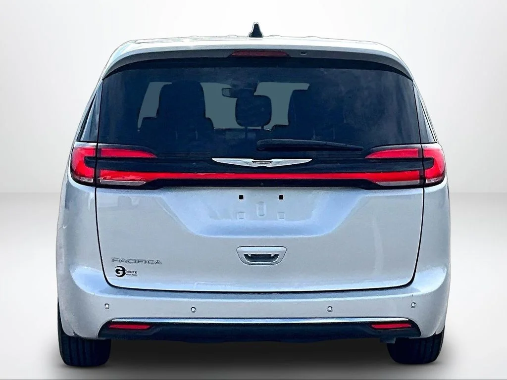 Used 2024 Silver Chrysler Touring L image 5