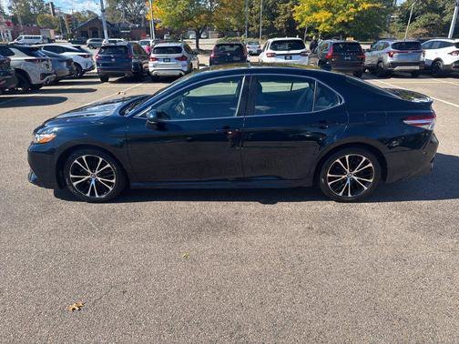Used 2020 Blue Toyota SE image 4