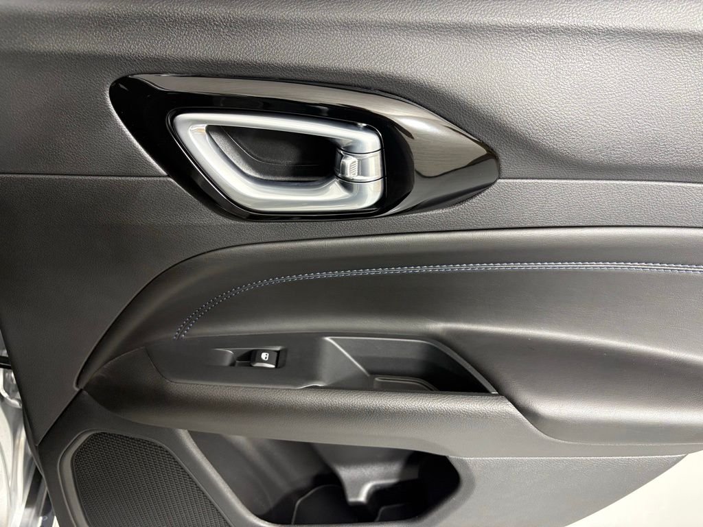 New 2026 Silver Zynith Metallic Clearcoat Jeep Latitude image 15