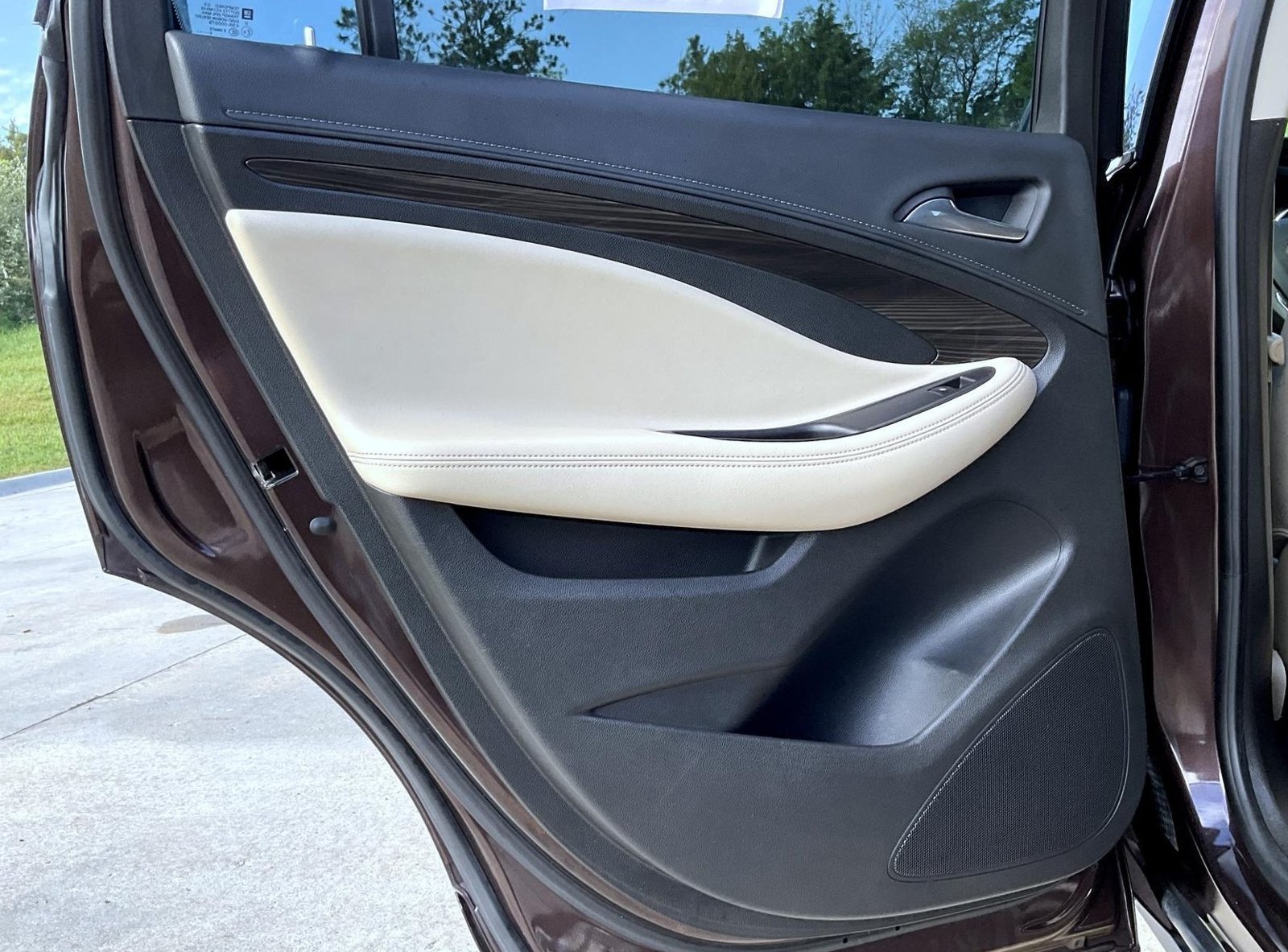 Used 2020 Brown Buick Essence image 21