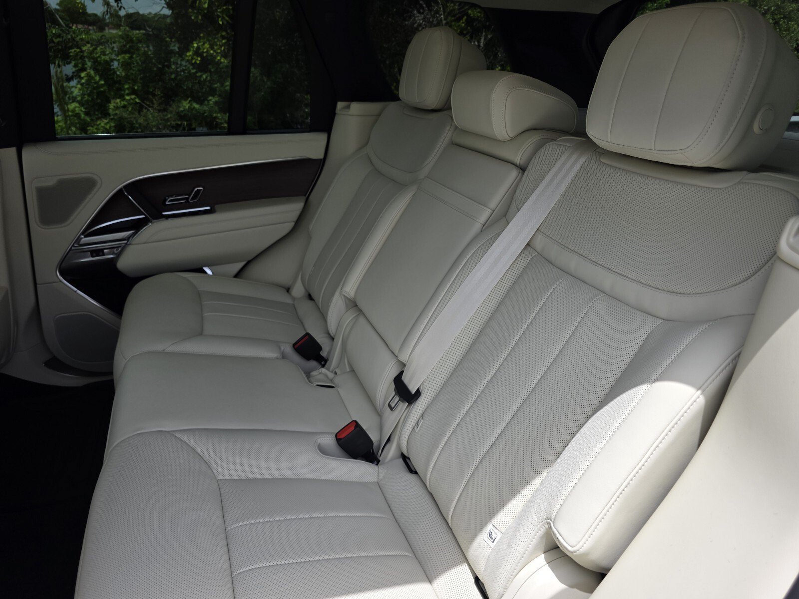 New 2026 Charente Grey LAND ROVER SE image 13