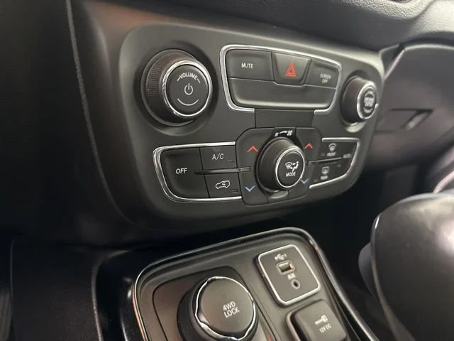 Used 2021 Black Jeep Altitude image 16