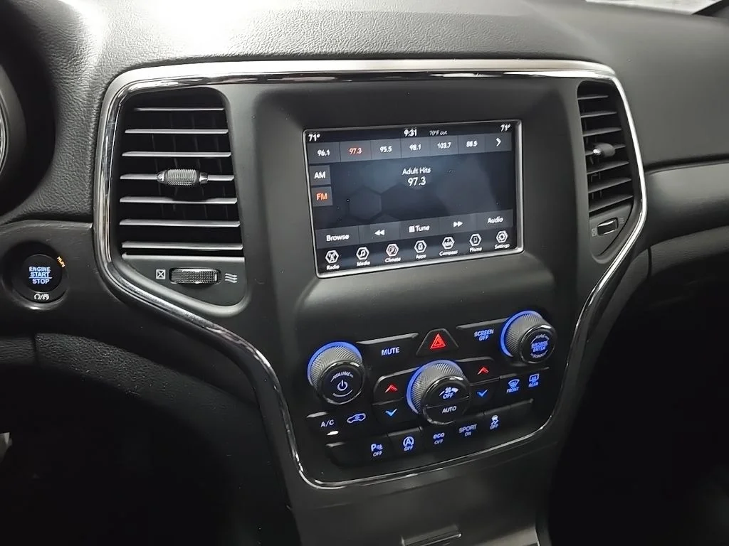 Used 2018 Red Jeep Laredo image 26