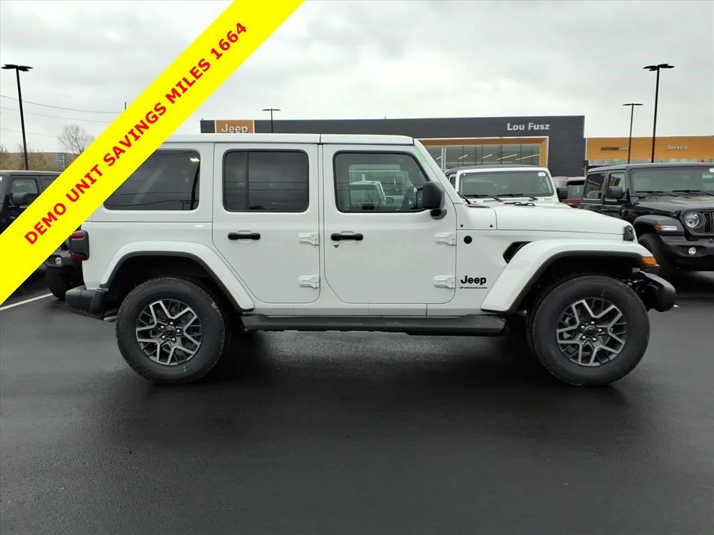 New 2026 Bright White Clear-Coat Exterior Paint Jeep Sahara image 17