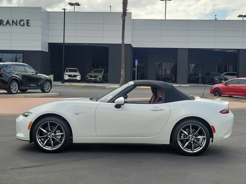 Certified Used 2023 Snowflake White Pearl Mazda Grand Touring image 28