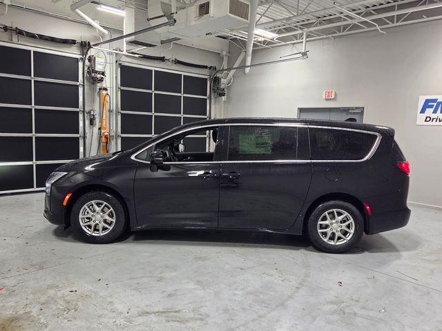 New 2027 Diamond Black Crystal Pearl-Coat Exterior Paint Chrysler Select image 4