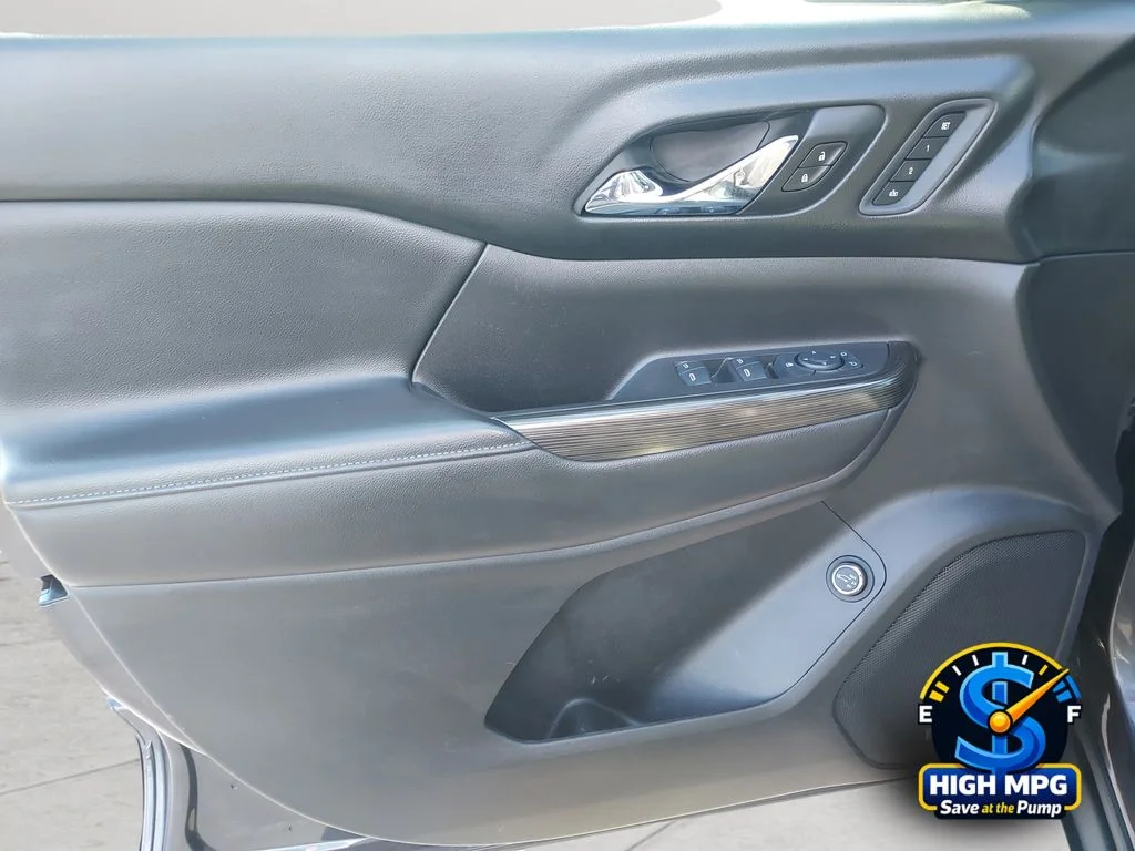 Used 2017 Silver GMC SLT-2 image 29