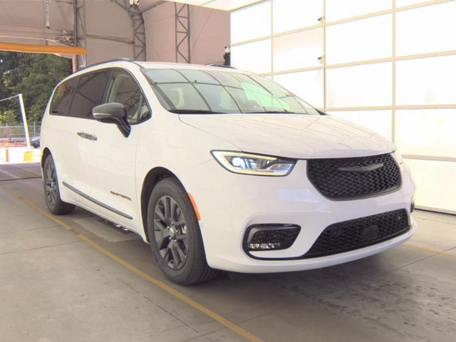 2024 Chrysler Pacifica Hybrid Select Road Tripper