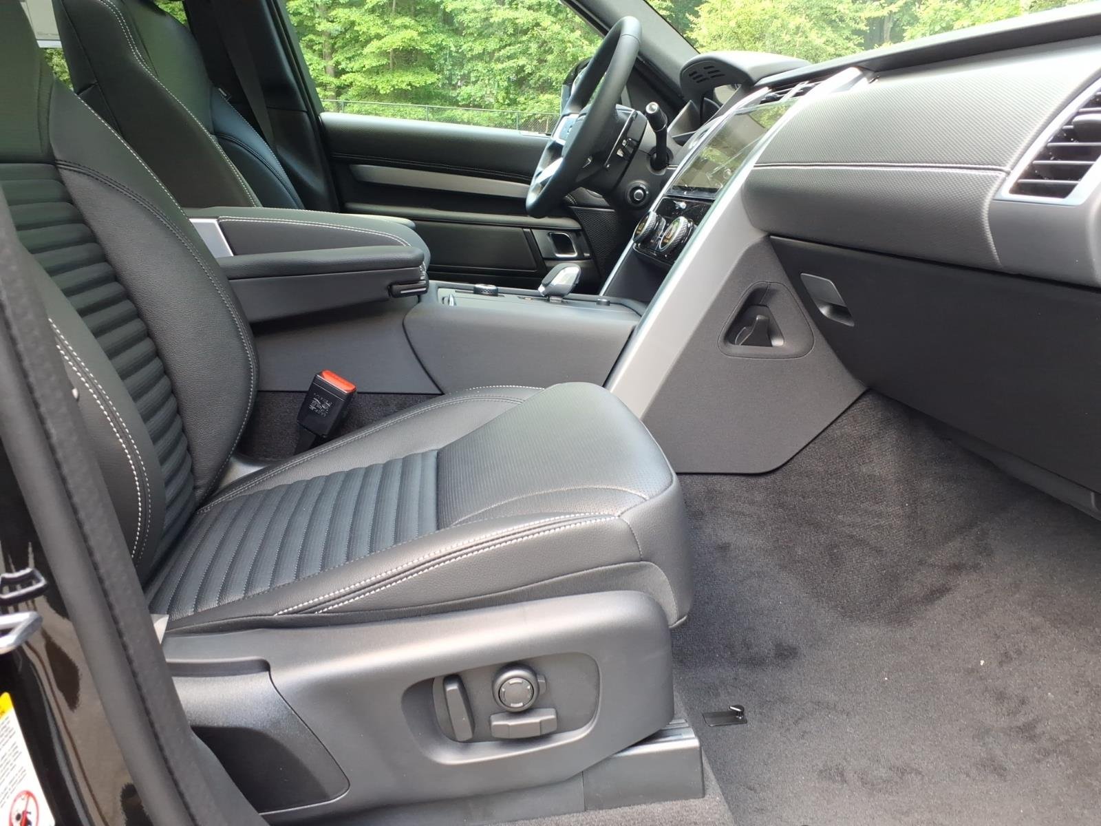 New 2026 Santorini Black Land Rover Dynamic SE image 3