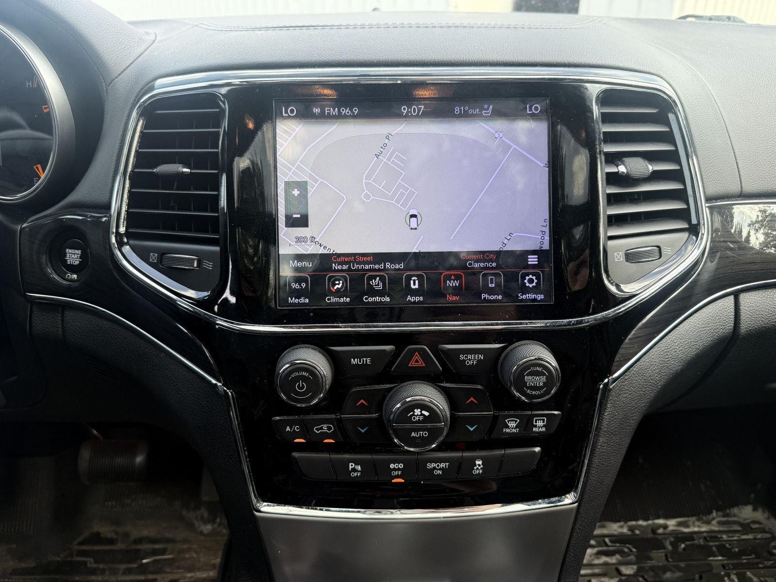 Used 2020 Diamond Black Crystal Pearlcoat Jeep Overland image 10