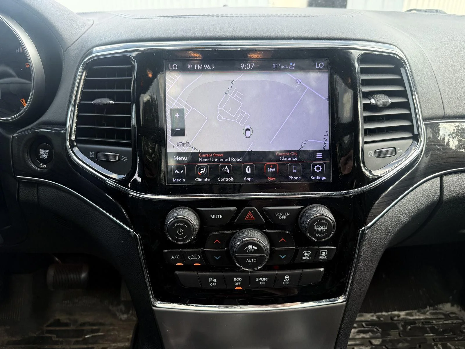 Used 2020 Diamond Black Crystal Pearlcoat Jeep Overland image 10