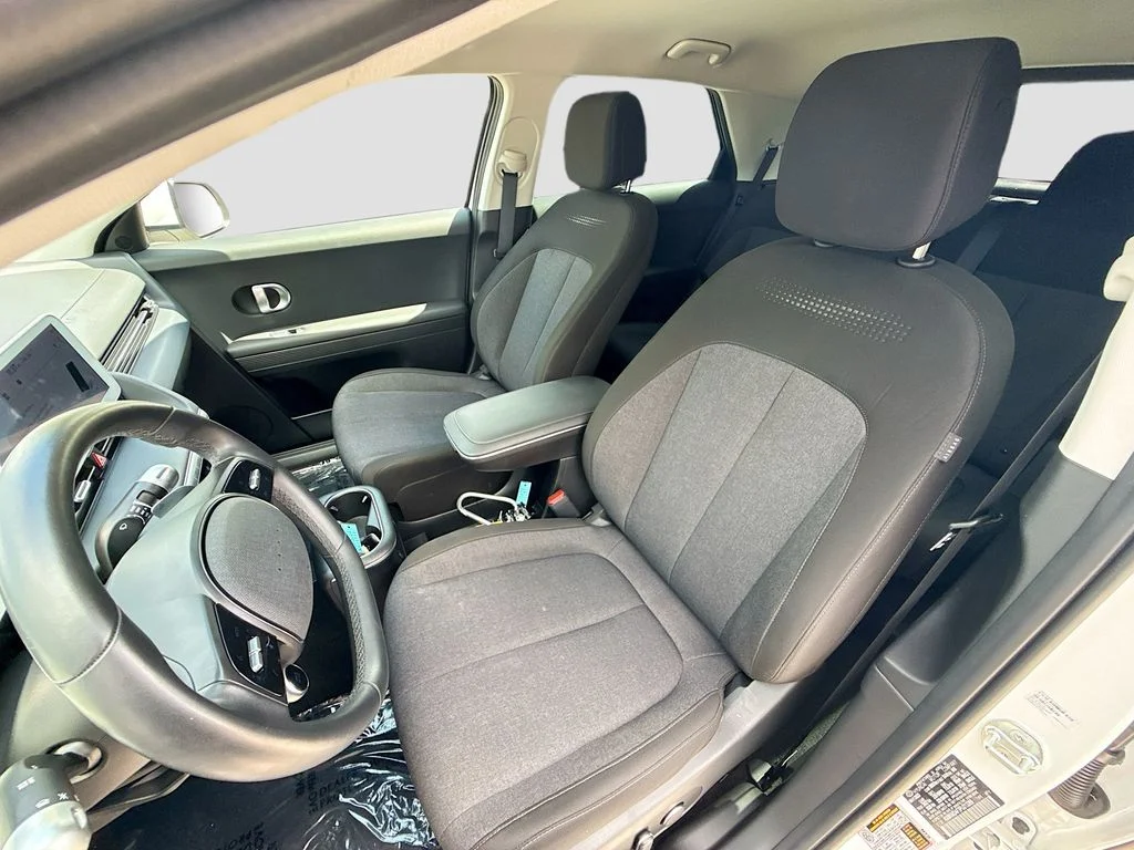 Used 2023 White Hyundai SE image 22