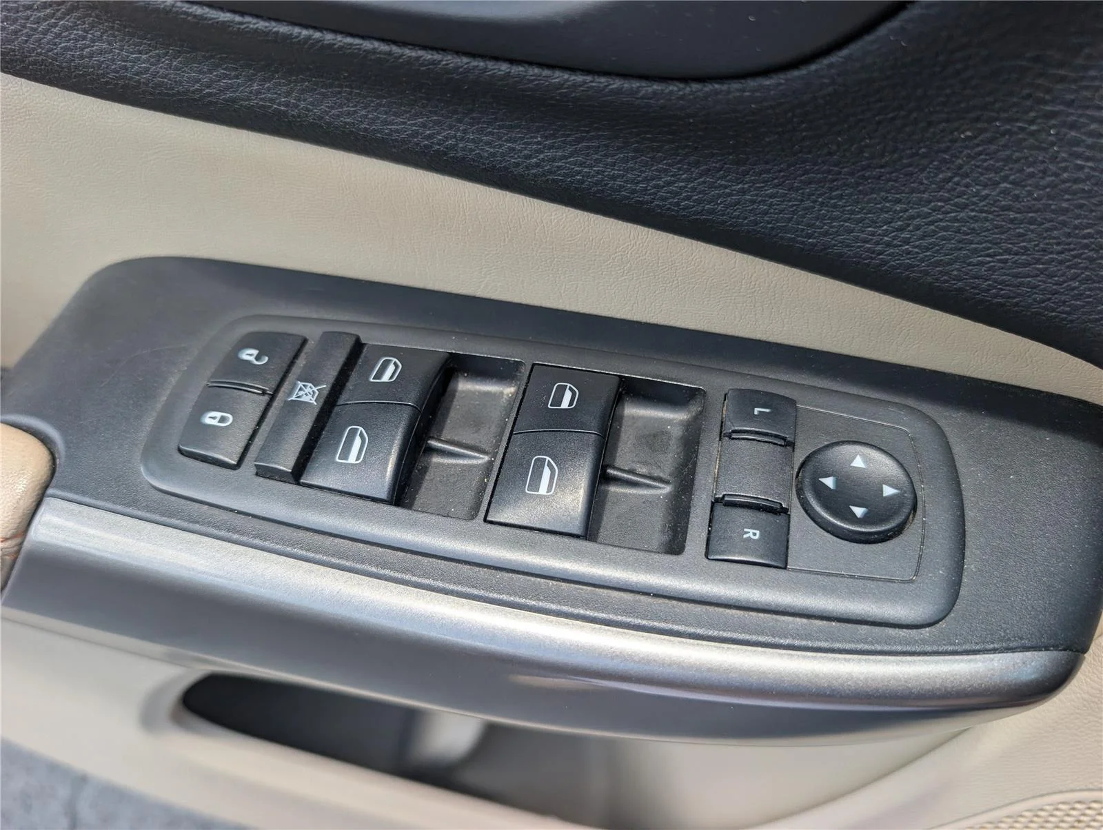 Used 2019 Velvet Red Pearlcoat Jeep Latitude image 26