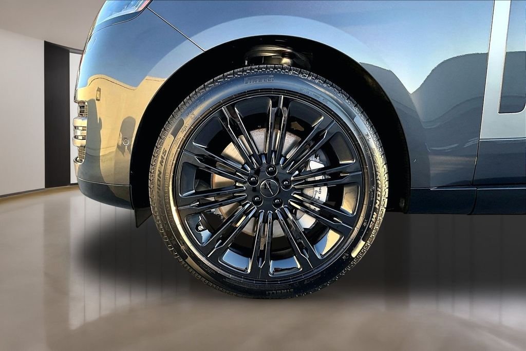 New 2026 CARPATHIAN GREY Land Rover SE image 13