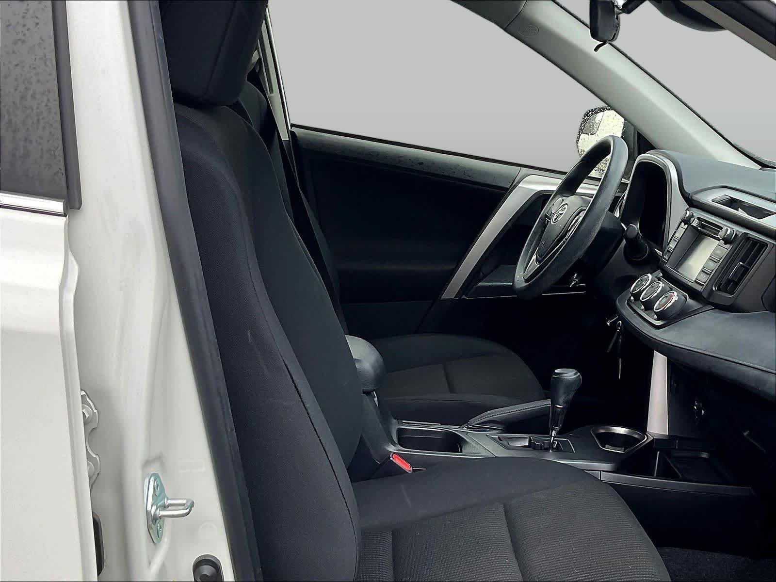 2017 Toyota RAV4 LE - Photo 29