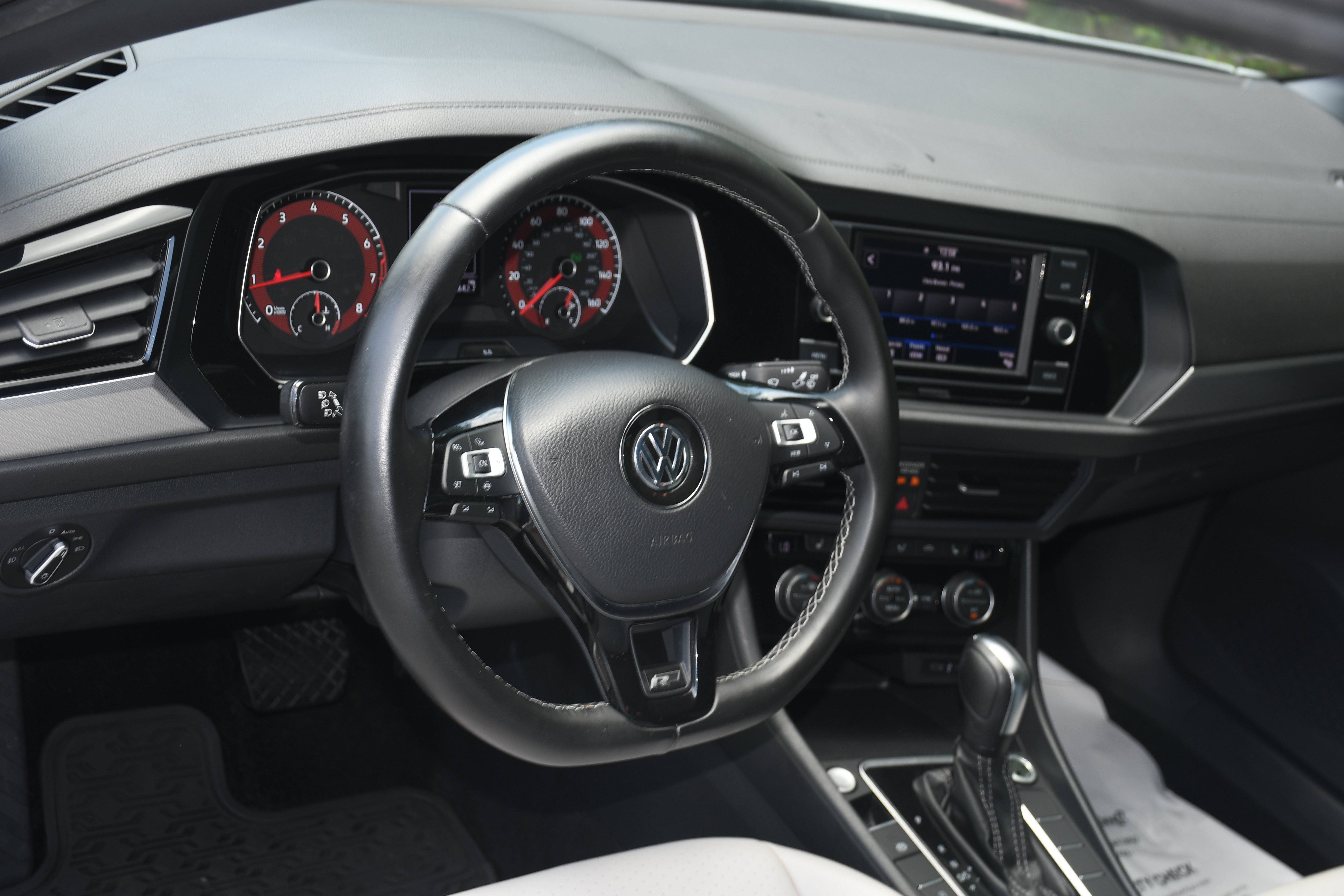 Used 2021  Volkswagen R-Line image 9
