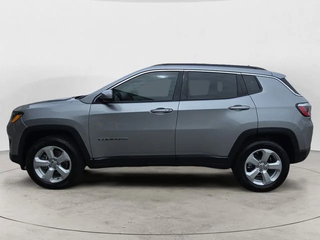 Used 2017 Silver Jeep Latitude image 2