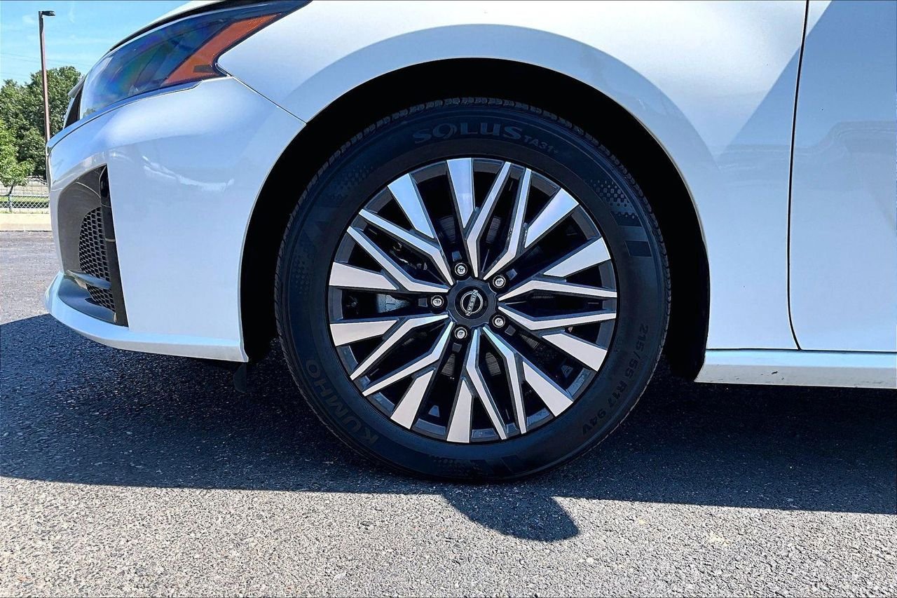 Used 2025 Glacier White Nissan SV FWD image 2
