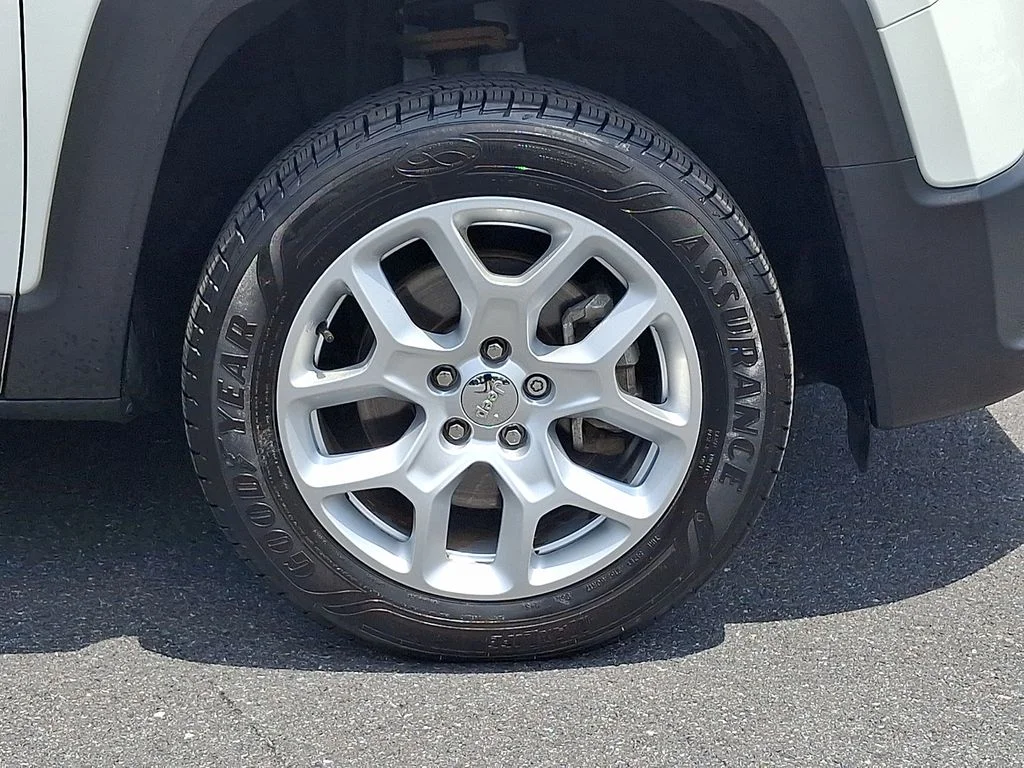 Used 2018 White Jeep Latitude image 8