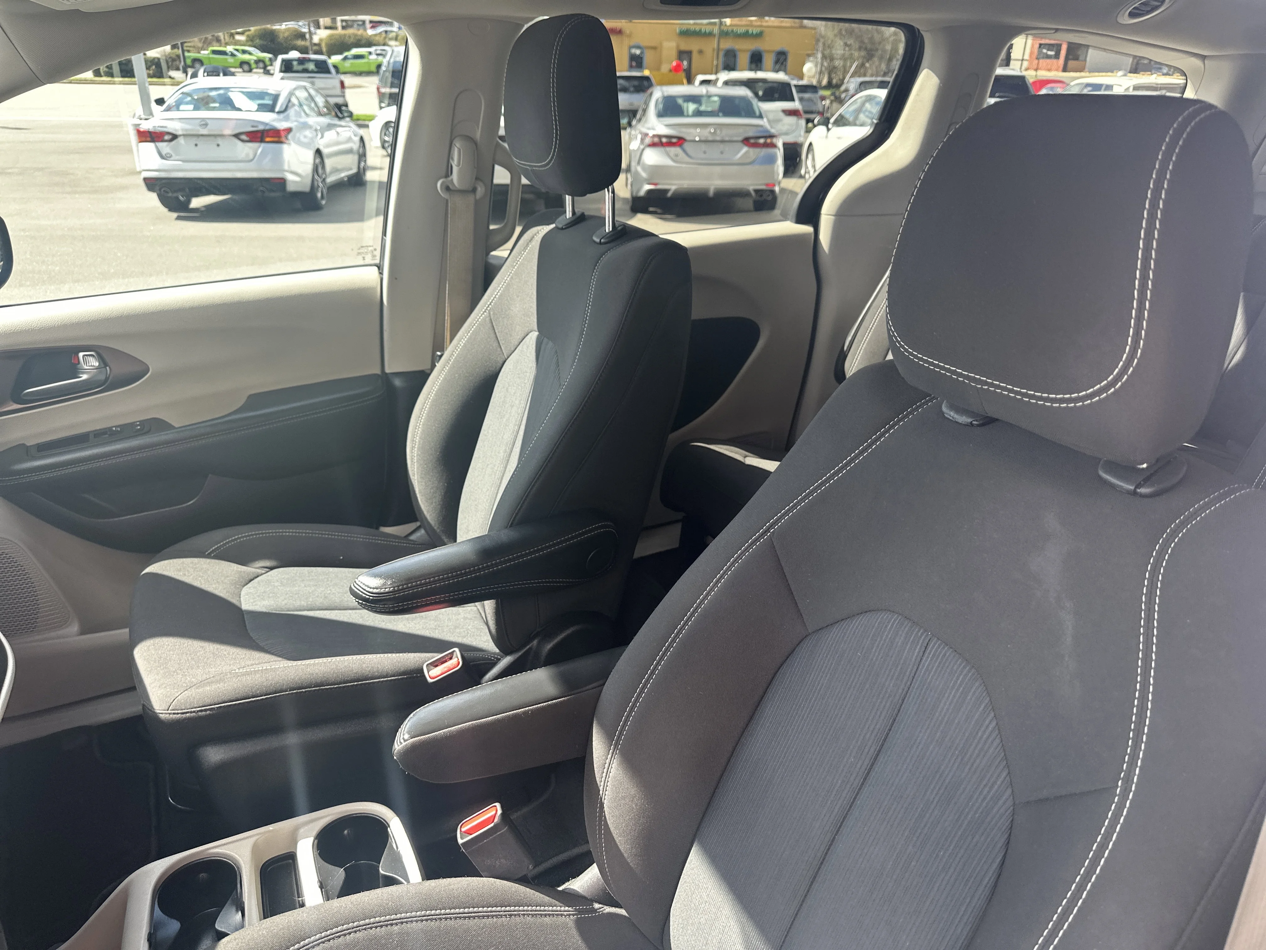 2023 Chrysler Voyager LX - Photo 19