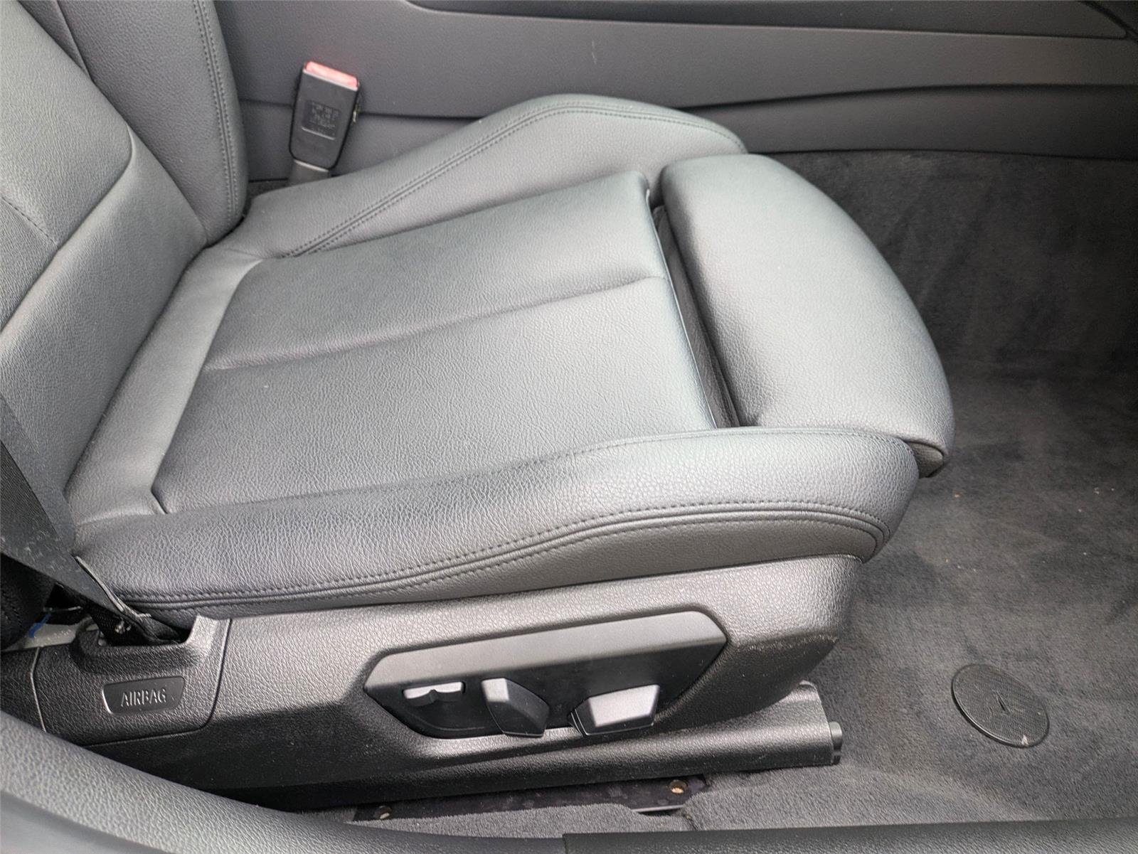 Used 2014 Glacier Silver Metallic BMW 320i image 28