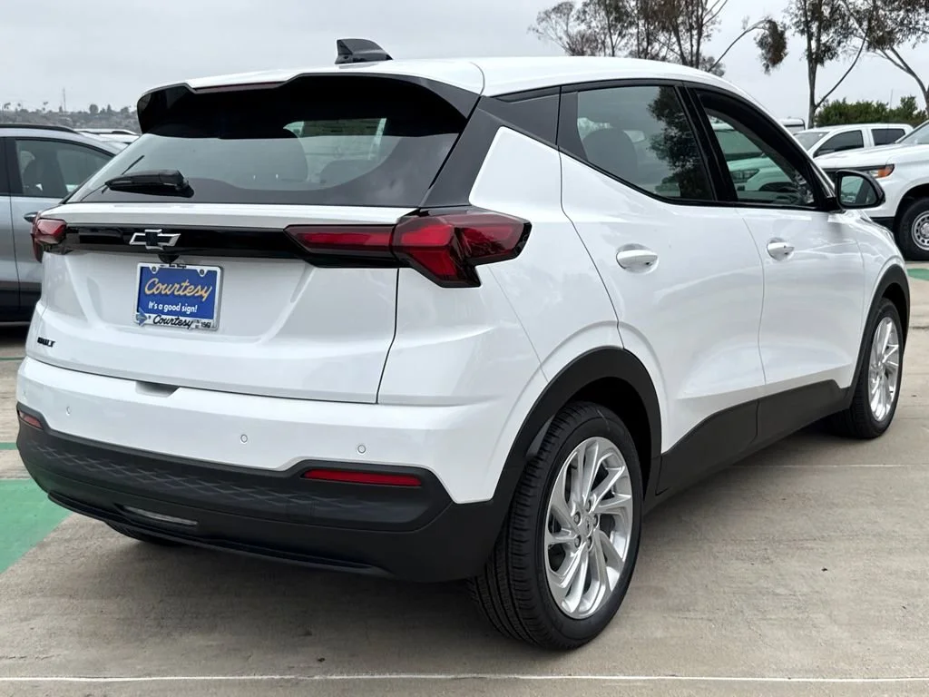2027 Chevrolet Bolt LT - Photo 8