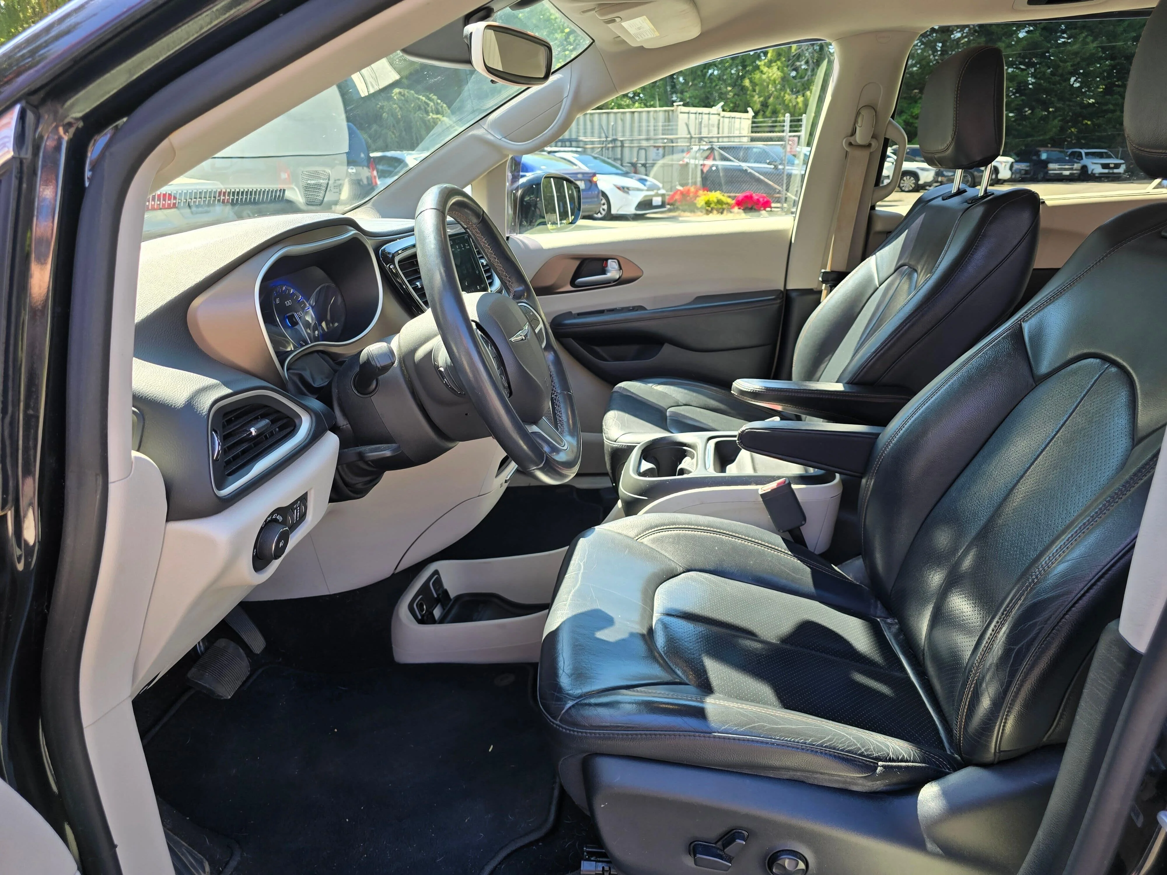 Used 2018 Brilliant Black Crystal Pearlcoat Chrysler Touring L image 8