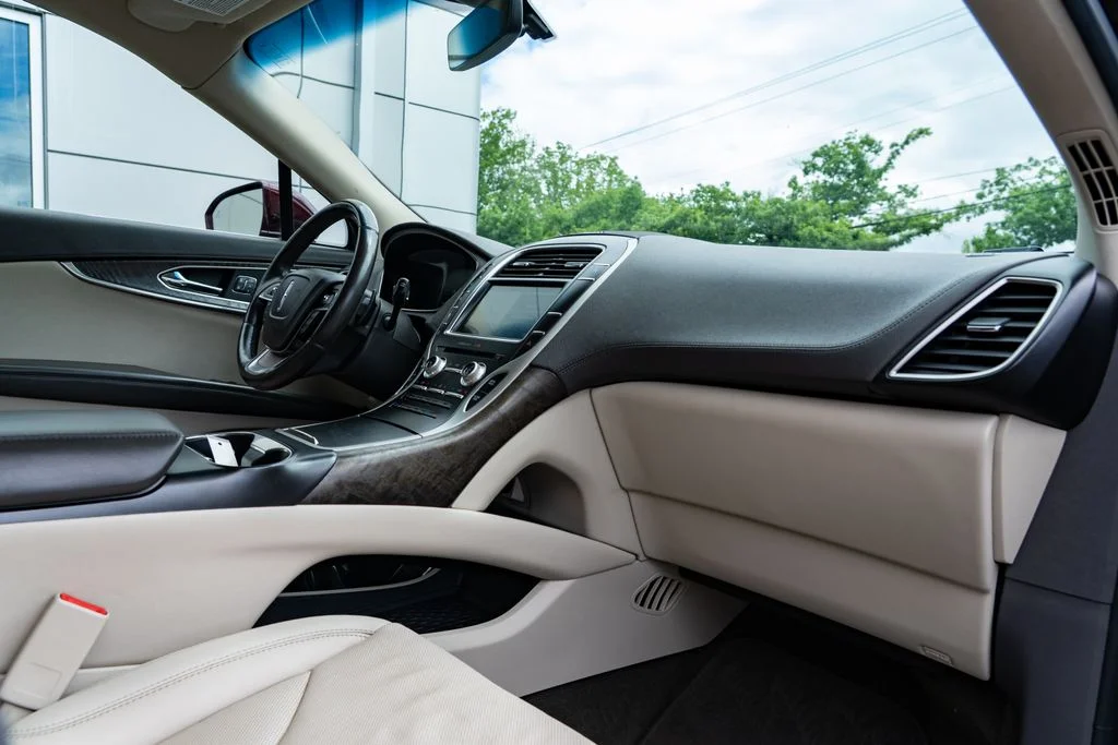 Used 2019 Red Lincoln Reserve image 27