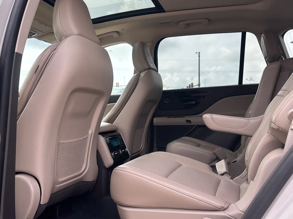Used 2022 Ceramic Pearl Metallic Lincoln Reserve image 13