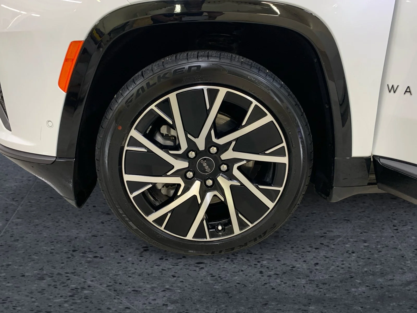 Used 2025 Bright White Jeep Limited image 9