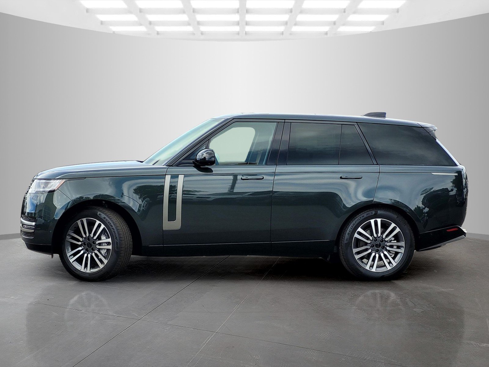 New 2026 Belgravia Green Land Rover SE image 3