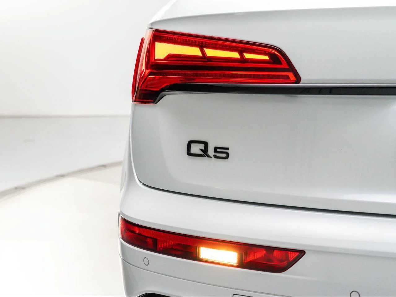 Used 2024 Glacier White Metallic Audi Premium Plus 55 TFSI e S line quattro S tronic image 30