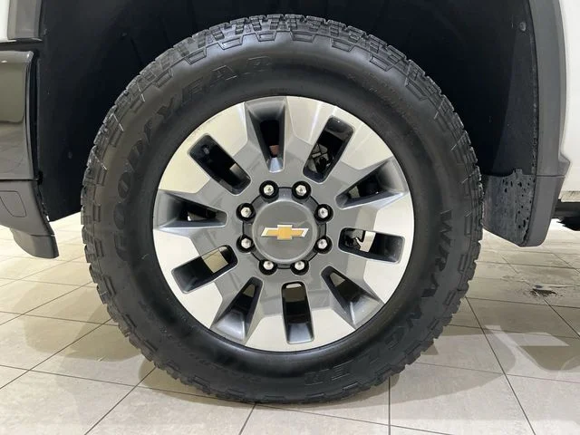 Used 2025 Summit White Chevrolet Custom image 28