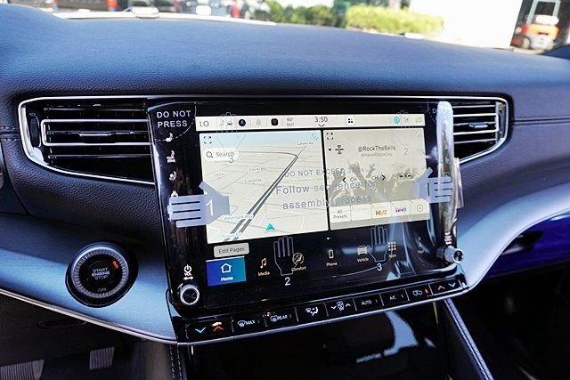 New 2026 Bright White Clear-Coat Exterior Paint Jeep Limited Altitude image 31