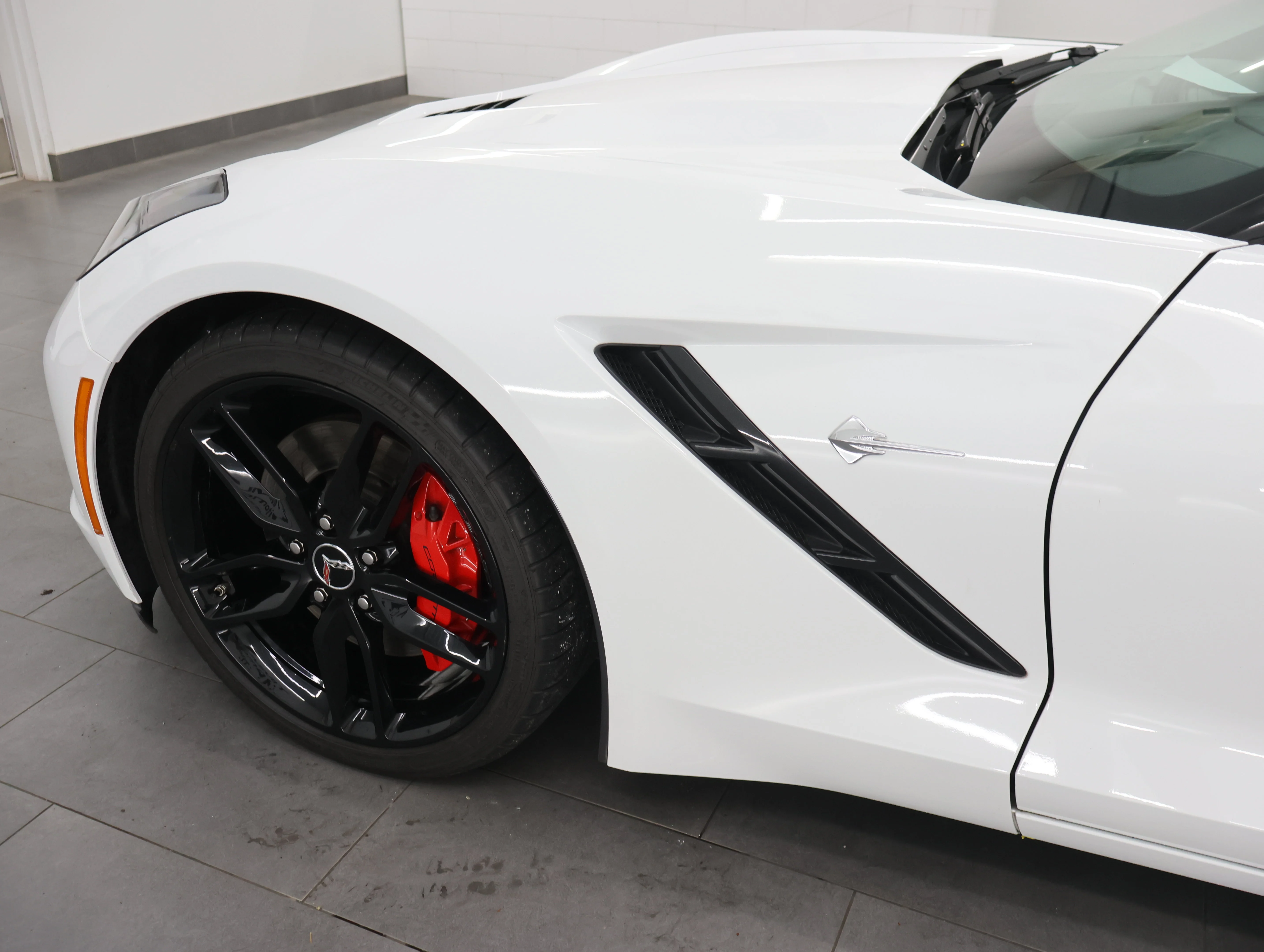 Used 2015 Arctic White Chevrolet Stingray Z51 image 29