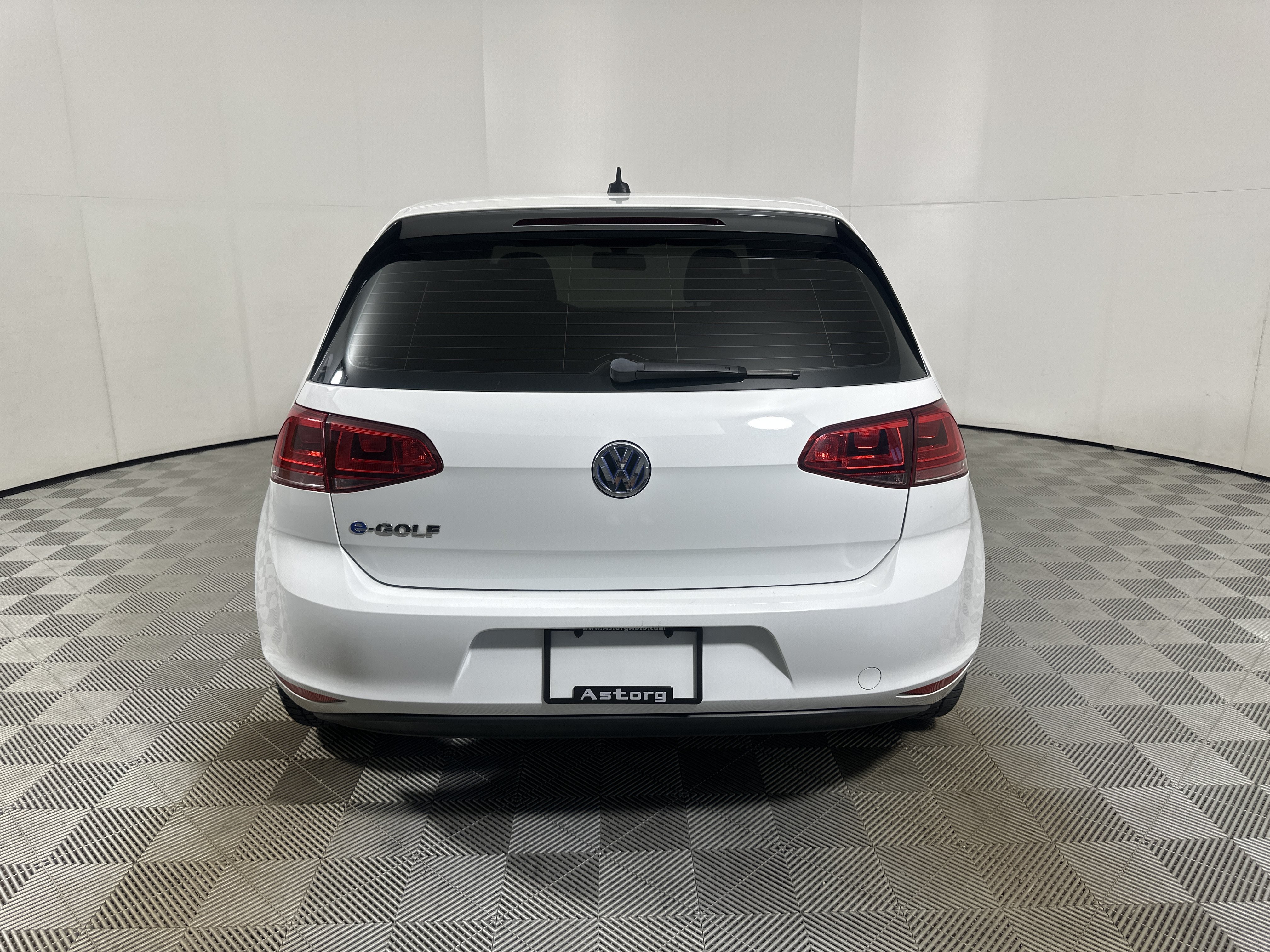 Used 2016 White Volkswagen SE image 6