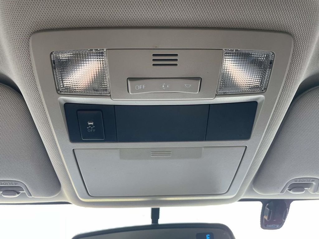 Used 2017  Toyota SR5 image 30