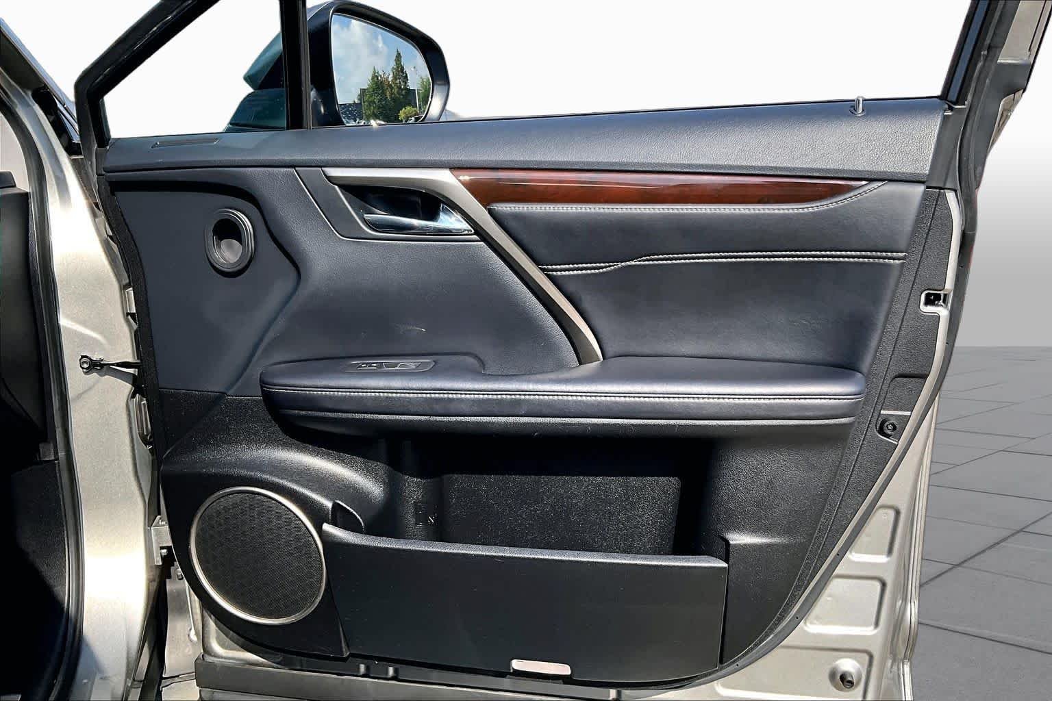 Used 2019 Atomic Silver Lexus  image 20