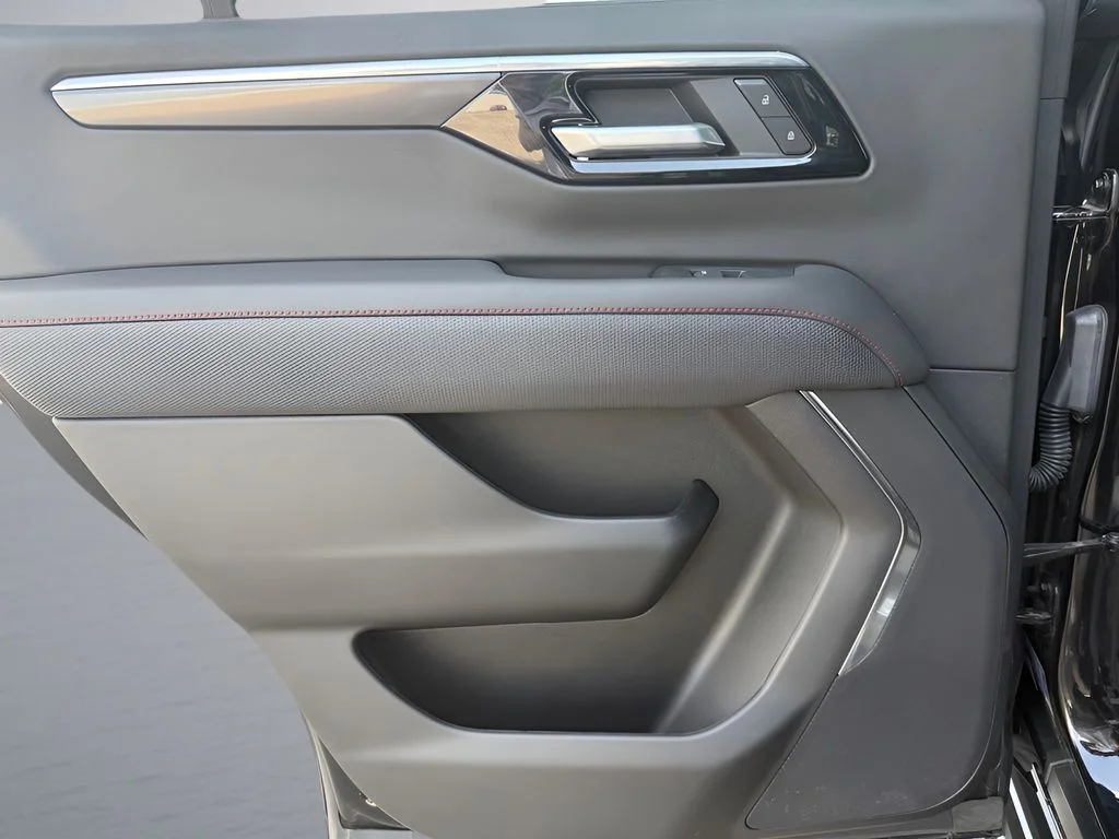 Used 2025  Chevrolet RST image 28